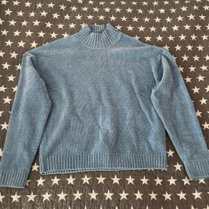 Sjukt fin blå tröja med hög krage - Aldrig använd