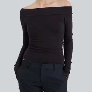 Off shoulder topp  - Off shoulder topp från bikbok  Den jag säljer är i mörkgrå men den är som modellen på bilden🙃   nypris: 200 