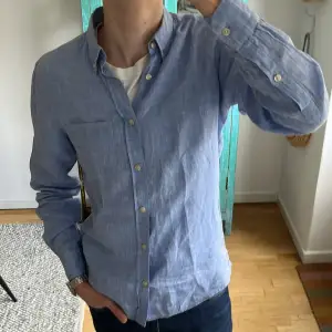 Ljusblå linneskjorta från J.Lindeberg som är perfekt till sommaren! Perfekt skick🙌