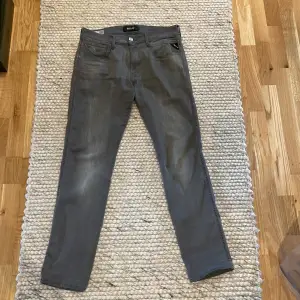 Sköna hyperflex jeans från replay i modellen anbass Skick 10/10  Jeansen är storlek 32/32 Nypris 1800kr