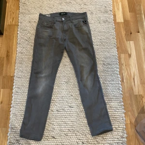 Replay anbass jeans hyperflex  - Sköna hyperflex jeans från replay i modellen anbass Skick 10/10  Jeansen är storlek 32/32 Nypris 1800kr