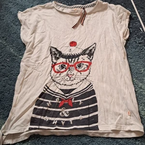 Holly & White t-shirt - Supergullig Holly & White (Lindex) tröja♡ Storlek 146-152, säljer för 55kr🫶🏻