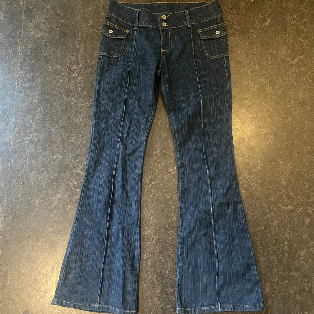 helt oanvända! lågmidjade & bootcut jeans från brandy melville. är för långa på 158 cm. midjemått tvärs över: 38 cm. innerbenslängd: ca 81 cm. ORGINAL PRIS: 600 kr. Jeans & Byxor.