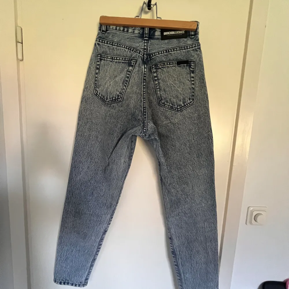 Jeans i nyskick, säljer då de blivit för små  Köparen står för frakten. Jeans & Byxor.