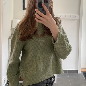 Grön stickad tröja - Så fin grön stickad tröja från Zara. Är i fint skick. Är i storlek 152 men mer åt xs.