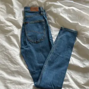 Helt nya jeans från Lee, modellen IVY. storlek: W26 L31
