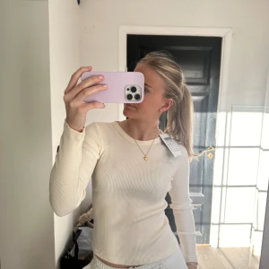 Brandy Melville Tröja - Aldrig använd, bara testad tröja från Brandy Melville! Lapp finns kvar, nypris 198kr💕Storleken är ”ONE SIZE” men skulle säga att den passar XS/S. Säljer då jag glömde lämna tillbaka den i tid