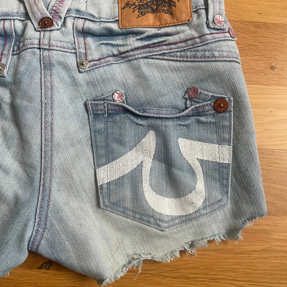 Intressekoll på dessa snygga jeansshorts med coola fickor. Shortsen är i bra skick och har inga hål eller fläckar. Funderar på att sälja dom eftersom dom är lite för små. Shortsen är snygga och passar perfekt till sommaren. Skriv om du har frågor❤️❤️. Shorts.