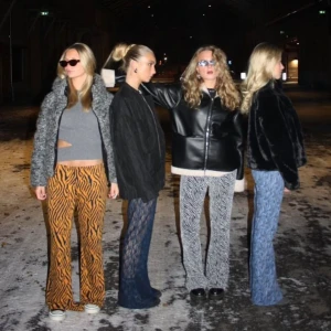 Byxor - Zebra byxor från Nomi. Aldrig använda. Storlek S/M. Skirv för fler bilder.