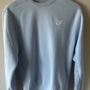 Nike sweatshirt - Jag säljer min ljusblåa nike sweatshirt då den är för liten för mig. den är storlek XS men passar S också. Nypris: 599. Mitt pris: 299. Skick: 8/10. Pris går att diskutera vid snabb affär. Passar perfekt till sommarkvällar. Tar byten.