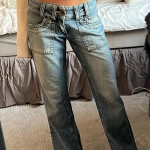 Jättesnygga bootcut/straight Jeans💗 - Säljer dem här jättesnygga lågmidjade jeansen💘 midjemått: 38cm och innerbenslängd: 76cm köpta här på plick men de passade tyvärr inte💗 jättefin wash och coola fickor (första bilden är lånad av förra ägaren)💘