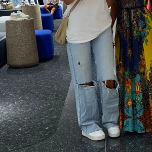 Ljusblåa jeans  - Säljer ljusblåa jeans i storlek 36 från Zara. Skriv för fler frågor/bilder