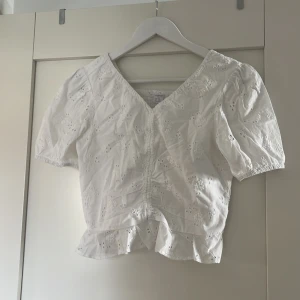 Vit blus  - Vit gullig blus från Lindex, med prislappen kvar (storlek 170 men passar en s/xs)