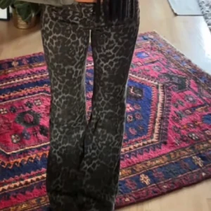 Calzedonia jeans - Säljer mina leopard calzedonia jeans då dem inte kommer till användning och jag rensar min garderob!!💞Dem är i storlek M men passar på mig som är Xs/S!! 💞