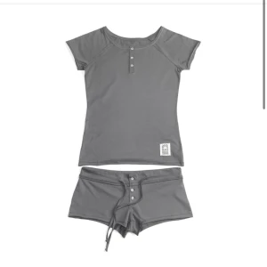 BH Pyjamas Set - Jätteskönt set från ’Beachhouse’! Funkar till det mesta.