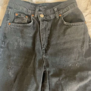 Stradivarius jeans  - Snygga jeans som aldrig används då dom är för stora och för långa på mig. Knapparna går omlott💞