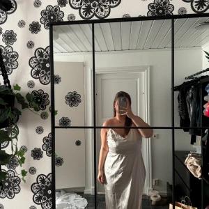 Balklänning - Balklänning från Nelly, aldrig använd. Storlek 48, nypris 1100kr- säljer för 400+ frakt