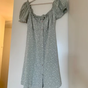 Grön sommarklänning - Grön sommarklänning med blommigt mönster i kort modell 🌾