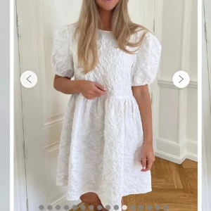 Kläning - Köpte den inför studenten men hitta en annan. Älskar textilen och armarna, den är helt ny❤️ Den kommer i stolek S men sitter som M-L.