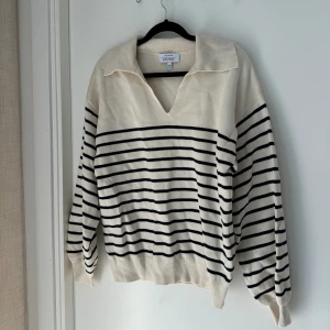Randig tröja  - Säljer min randiga tröja från & Other Stories. Knappt använd i storlek M.