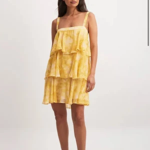 klänning!!💕💕 - En jättefin klänning ifrån ”na-kd”, lägger ut den för att se hur många som är intresserade av denna klänning, har en tanke på att sälja den pågrund av att jag bara har använt den en gång. Den är i storlek 40 eftersom att nakd brukar va små storlekar💕