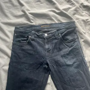 Sköna och snygga Nudie jeans  Storlek 31-34 Sitter lite mindre i storleken. Inga defekter  Skriv vid frågor