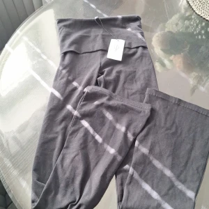 Flare pants - Säljer dessa flare byxor från stradivarius. Helt nya, aldrig använt. 