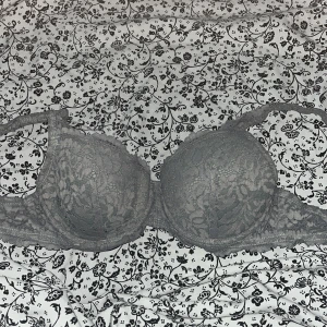 Spetsbh - En superfin spetsbh från kappahl. Är i storlek 65C. Är jättefin men måste sälja då de inte är min storlek längre. Köparen står för frakten ❤️