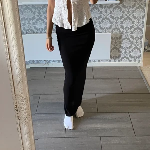 Svart långkjol  - Svart långkjol från Gina, har använts en del men är i mycket bra skick. Säljer pga att den är lite liten vid midjan. Den är en XXS men funkar även XS💖