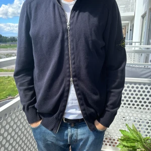 Stone Island zip - Säljes fin Stone island double zip cardigan. Storlek L men passar som M. 