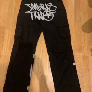 Minus Two cargopants - Säljer ett par snygga Minus Two cargo pants i y2k-stil, storlek M. De är tyvärr lite för stora för mig och passar därför inte längre.