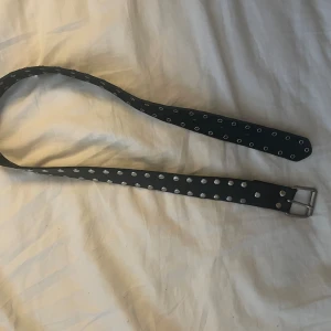 skärp med nitar - ett jättecoolt svart skärp med nitar. storlek S för tjejer. använt men fortfarande i bra skick :) 