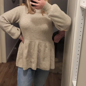 Söt volangtjocktröja - Jättefin tjocktröja som passar utmärkt till en sval sommarkväll. Tröjan har en volang under midjan som gör att det blir ett väldigt luftigt och sött intryck💌