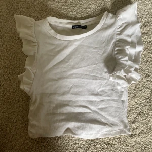 Vit topp  - En super fin volang topp från Zara!💕💕 I storlek S  Den är använd fåtalet gånger och är i mycket bra skick och har inga defekter.  Skriv om du har några frågor!💕💕
