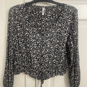 blommig blus - svartvit blommig blus