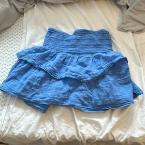 Volangkjol från Gina tricot🤩🥰 - Kjolen är i storlek 146-152❤️  Den är i bra skick och säljer den för 50 kr🫶🏻🥰