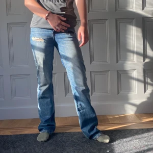 Slitna jeans - Supercoola slitna jeans från hm! Använder inte för de är för små. Passar en S!