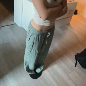 Linnebyxa grön - Jättefina helt nya oanvända linnebyxor i storlek M. Säljer då de inte riktigt är min stil💕 Nypris: 200kr säljer för 150kr💕