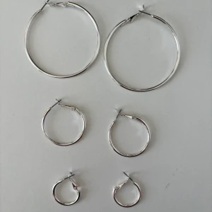 Örhängen  - Pack med örhängen, aldrig använda, köpa på Gina tricot