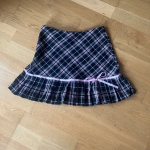 Coquette kjol - Jätte söt kjol jag köpte förra sommaren, väl använd men inga defekter! Rosetten går att knyta om och kjolen sitter högt i midjan!💕 Skriv gärna för mer bilder och info💕