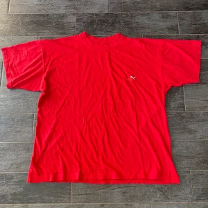 Retro Puma T-shirt  - En riktigt boxig och retro puma t-shirt i storlek XXL men är ganska kort och bred i storleken. Den är i bra vintage skick.