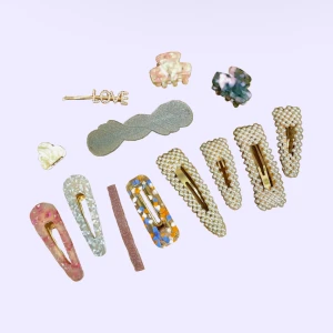 olika hårspännen🎀🫧 - flera olika jättefina hårspännen! köp alla för 115kr eller separat. priserna för de stora är 50kr och 20kr för de små🫶🏼🎀🫧