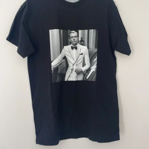 Snygg T-shirt  - Säljer nu min t shirt jag fick i present, aldrig använd. 100% bomull.