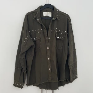 Jacka med nitar - Militärgrön jacka med nitar 💚 från Zara 