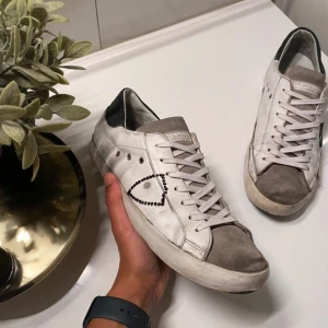 Philippe model skor vita - Philippe model skor i fint skick, förekommer slitningar. Om du har någon fråga är det bara att ställa! 😀