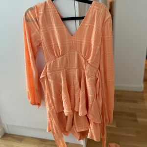 Orange jumpsuit  - En fin junsuot som liknar en klänning 