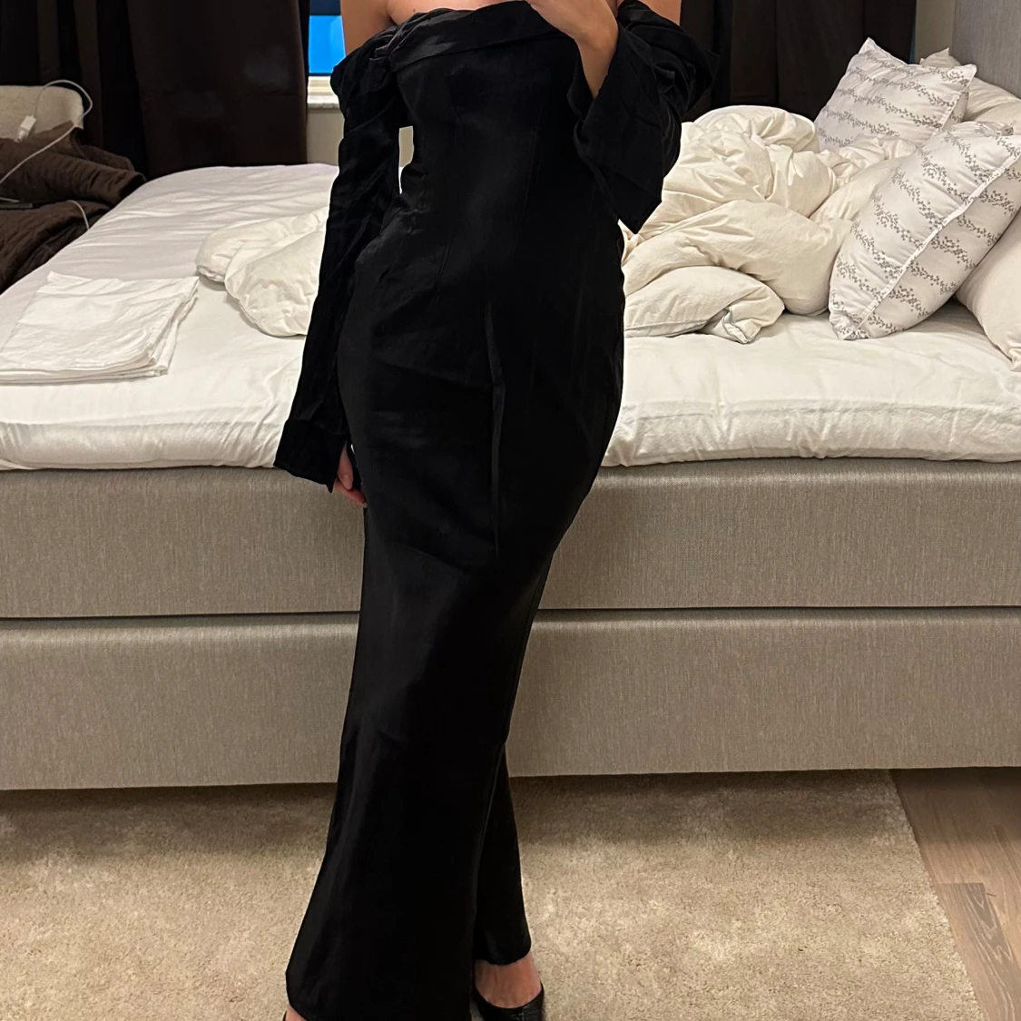 Svart lång off shoulderklänning