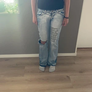 lågmidjade dg jeans !! - säljer dessa as snygga lågmidjade jeans då de inte kommer till användning och har för många liknande, skriv privat för mått och mer bilder, litet slitage längst ner pga jag har trampat på de🫶🏼