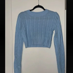 Stickad tröja! - Jätteskön stickad tröja i en jättefin ljusblå färg. Aldrig använd. Storlek S men skulle säga att den passar XS också!