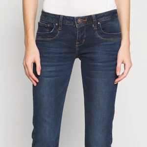 LTB jeans valerie - Använda ett enstaka gånger och är i mycket bra skick, Bootcut och lågmidjade! jag är 1,60 🥰Köpta för ungefär 1000😇